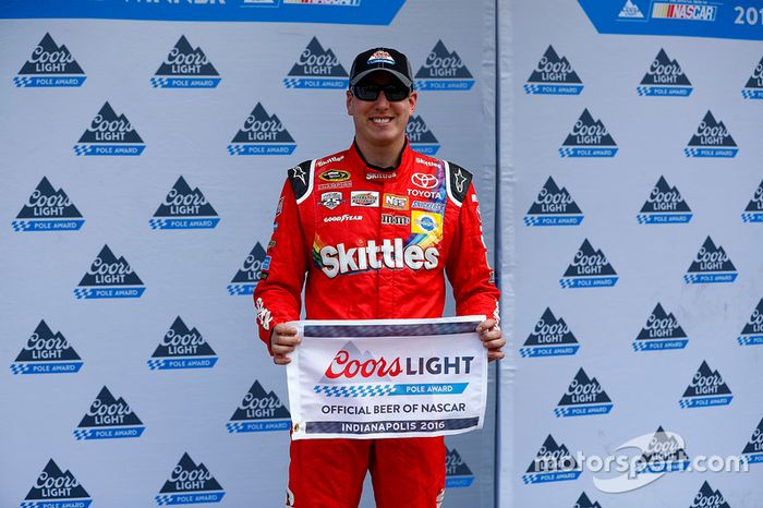 Ganador de la pole Kyle Busch, Joe Gibbs Racing Toyota