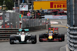 Lewis Hamilton, Mercedes AMG F1 W07 Hybrid and Daniel Ricciardo, Red Bull Racing RB12 battle for pos