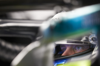 Il casco Valtteri Bottas, Mercedes AMG F1, si riflette nel suo specchietto