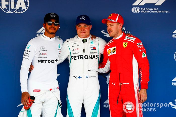 Top 3 después de la clasificación, ganador de la pole Valtteri Bottas, Mercedes AMG F1, segundo Lewis Hamilton, Mercedes AMG F1, tercero Sebastian Vettel, Ferrari