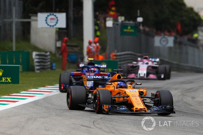 Fernando Alonso, McLaren MCL33, Pierre Gasly, Toro Rosso STR13, y Sergio Perez, Racing Point Force India VJM11