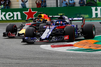 Pierre Gasly, Toro Rosso STR13, voor Daniel Ricciardo, Red Bull Racing RB14