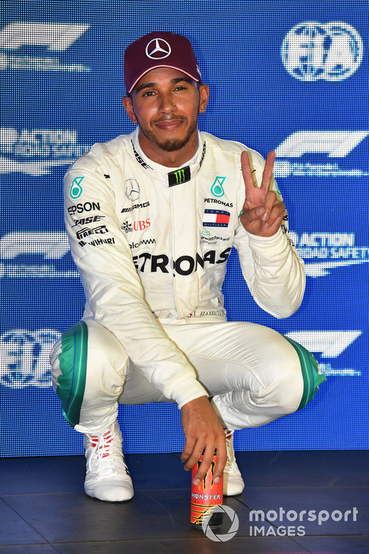Il poleman Lewis Hamilton, Mercedes AMG F1, festeggia nel parco chiuso