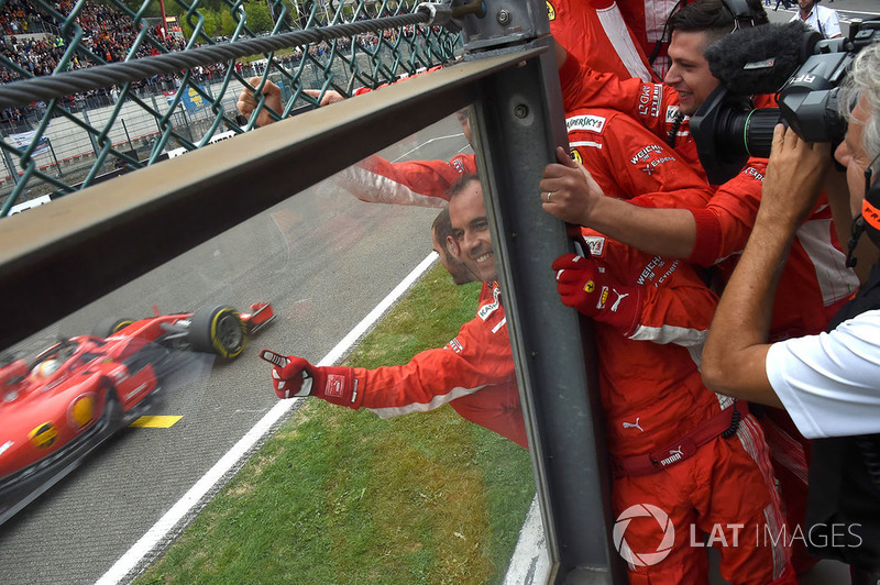 Sebastian Vettel, Ferrari SF71H przejeżdża metę, mechanicy świętują