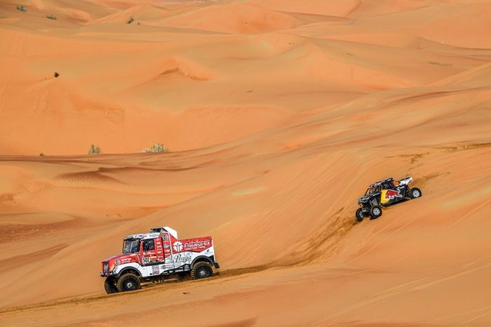 #502 InstaForex Loprais Team Tatra: Ales Loprais, Petr Pokora, Khalid Alkendi, #412 Red Bull Off-Road Team USA OT3: Mitchell Guthrie, Ola Floene