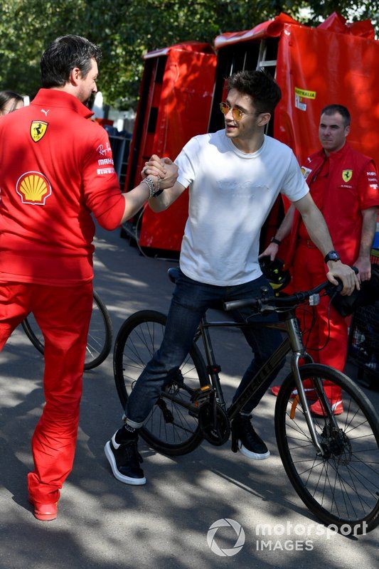 Charles Leclerc, Ferrari, con su novia Charlotte Sine