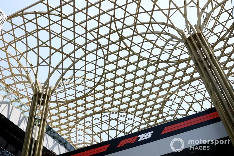 Détails architecturaux dans le paddock 