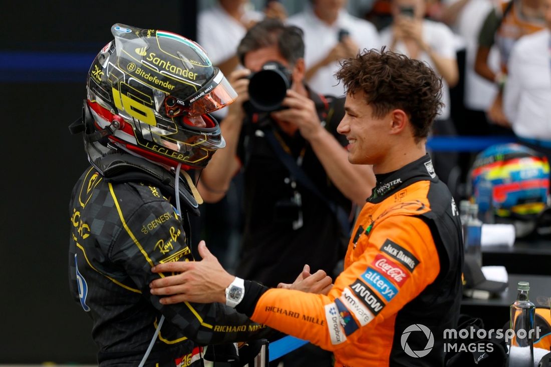 Charles Leclerc, Scuderia Ferrari, 1ª posición, Lando Norris, McLaren F1 Team, 3ª posición, se felicitan mutuamente en Parc Ferme