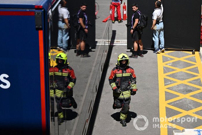 Un bombero en el Paddock
