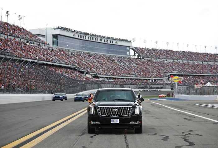 El presidente de Estados Unidos, Donald Trump, es conducido por la pista antes de la Daytona 500