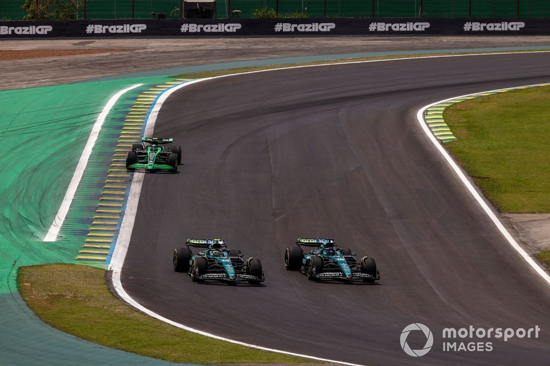 Fernando Alonso, Aston Martin AMR24, lucha con Lance Stroll, Aston Martin AMR24, por delante de Zhou Guanyu, Stake F1 Team KICK Sauber C44