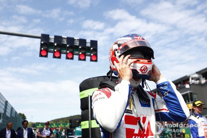 Kevin Magnussen, Haas F1 Team, en la parrilla de salida