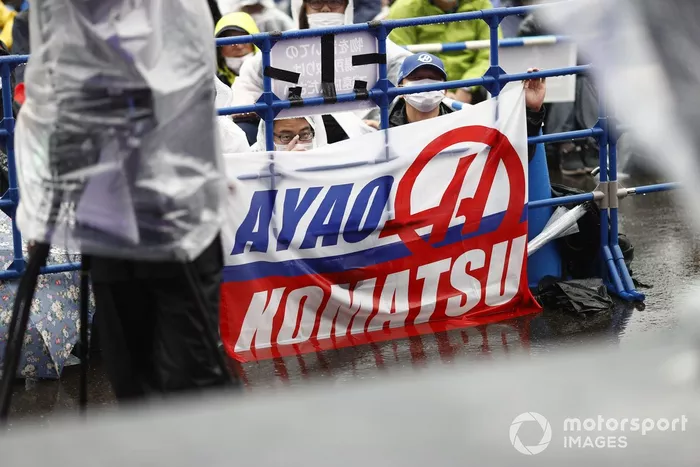 Fans del equipo Haas en el pit lane