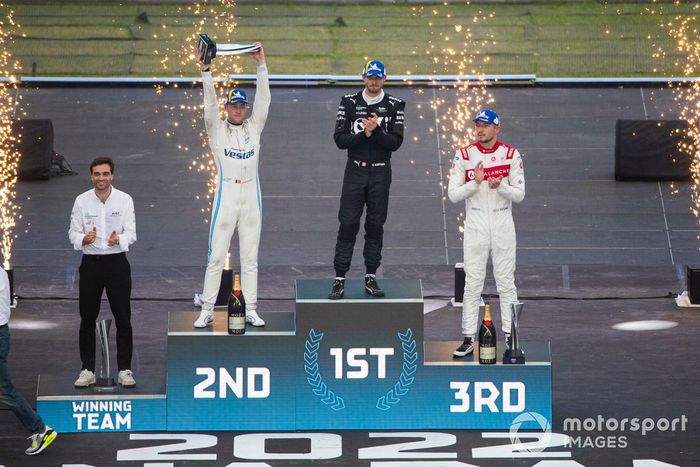 Podio: Jerome d'Ambrosio, jefe de ROKiT Venturi Racing, Stoffel Vandoorne, Mercedes-Benz EQ, segundo, el ganador Edoardo Mortara, Venturi Racing, Jake Dennis, Andretti Motorsport, tercero