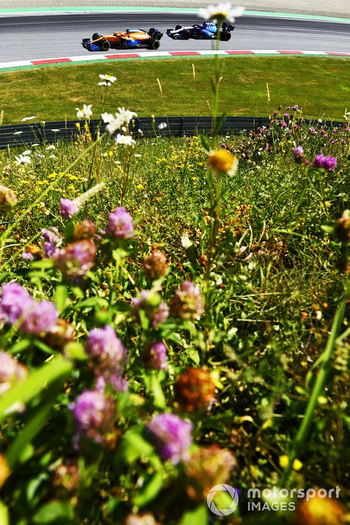 Lando Norris, McLaren MCL35M, George Russell, Williams FW43B