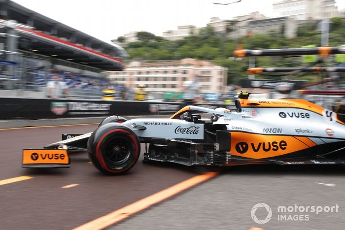 Lando Norris, McLaren MCL35M, esce dal garage