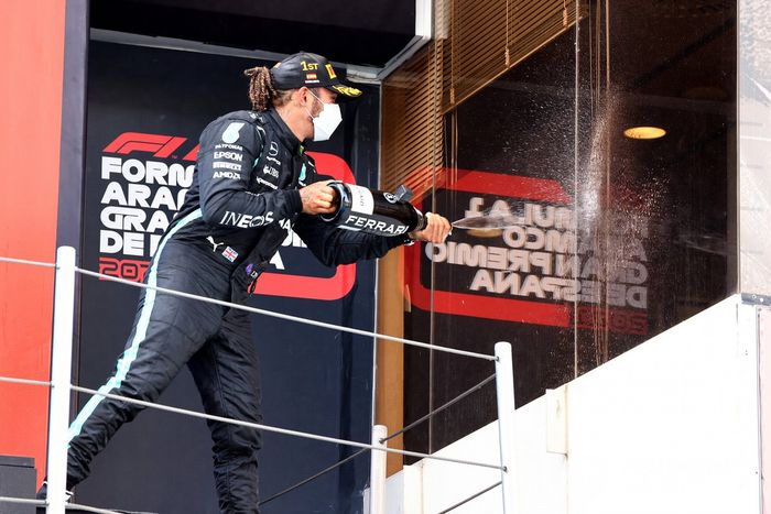 Lewis Hamilton, Mercedes, primera victoria, celebra con el champán su victoria