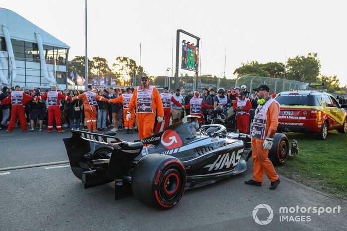 Los comisarios rodean el coche de Nico Hulkenberg, Haas VF-23, al final de la carrera
