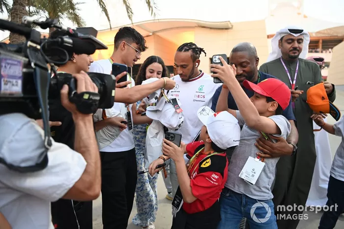 Lewis Hamilton, Mercedes-AMG, firma autógrafos para los aficionados