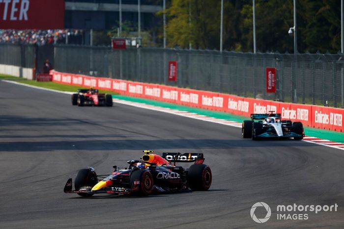Sergio Pérez, Red Bull Racing RB18, George Russell, Mercedes W13, Carlos Sainz, Ferrari F1-75