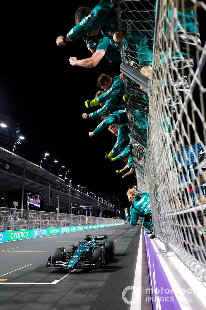 Los mecánicos de Aston Martin celebran desde el muro el podio de Fernando Alonso, Aston Martin AMR23, tercero en Arabia Saudí