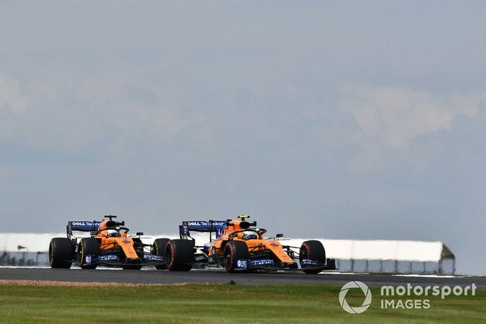 Lando Norris, McLaren MCL34, Carlos Sainz Jr., McLaren MCL34