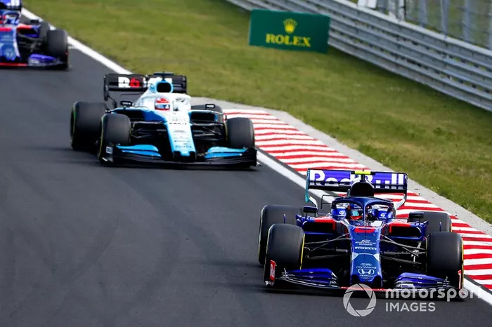 Alexander Albon, Toro Rosso STR14, lidera George Russell, Williams Racing FW42, y Daniil Kvyat, Toro Rosso STR14