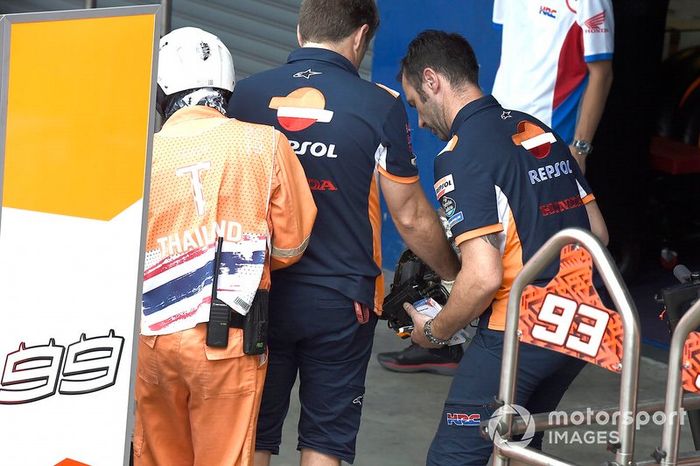 Moto de Marc Marquez, Repsol Honda Team, tras la caída