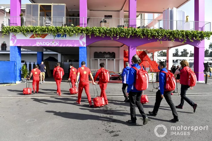 Llegada de los mecánicos de Ferrari