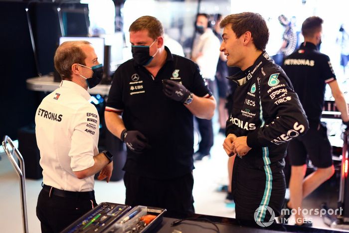 George Russell, Mercedes, con mecánicos