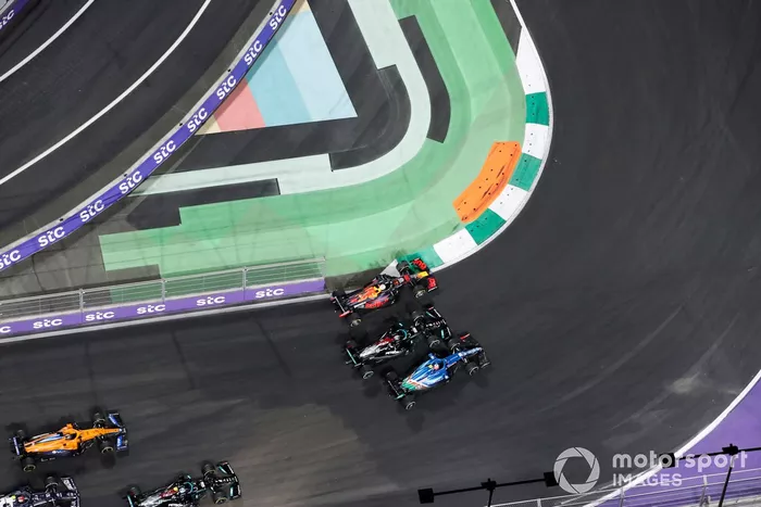 Max Verstappen, Red Bull Racing RB16B, Esteban Ocon, Alpine A521, y Lewis Hamilton, Mercedes W12, luchan por el liderato