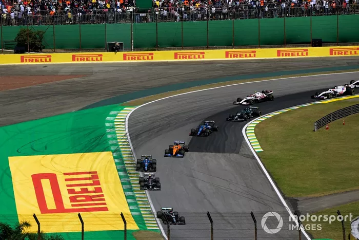 Sebastian Vettel, Aston Martin AMR21, Pierre Gasly, AlphaTauri AT02, Esteban Ocon, Alpine A521, Daniel Ricciardo, McLaren MCL35M, y Fernando Alonso, Alpine A521