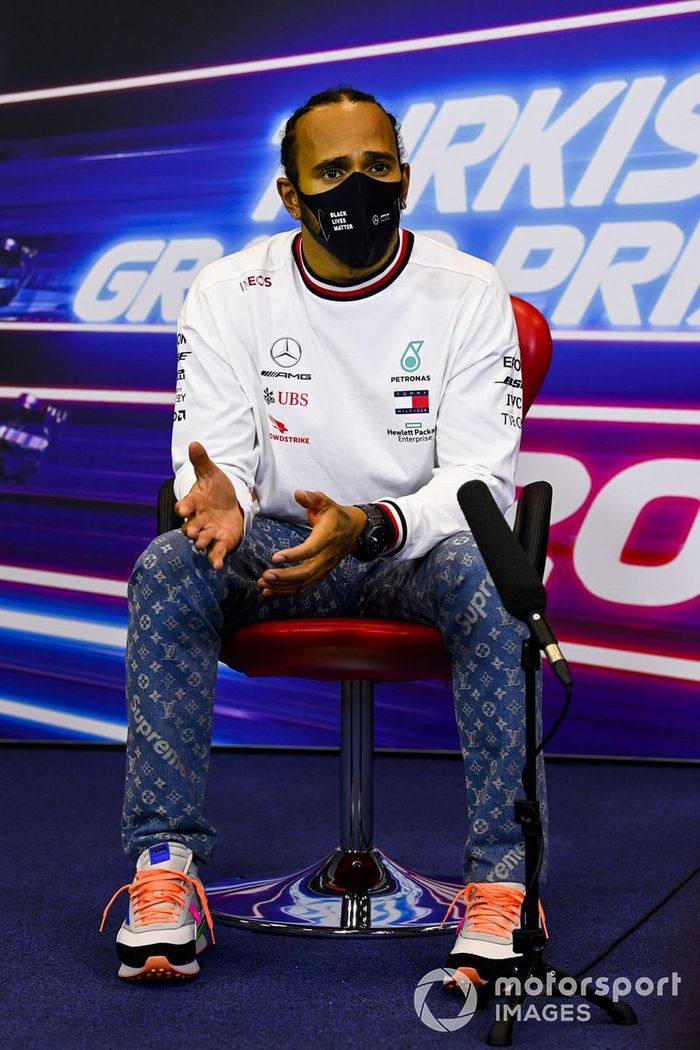 Campeón Lewis Hamilton, Mercedes-AMG F1 en la conferencia