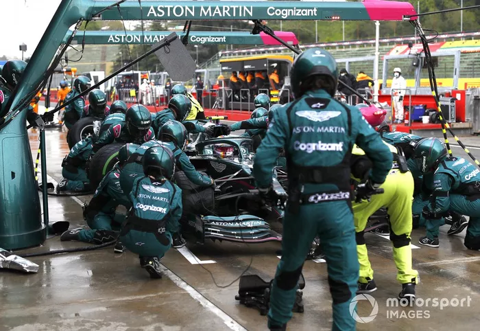 Sebastian Vettel, Aston Martin AMR21, en pits