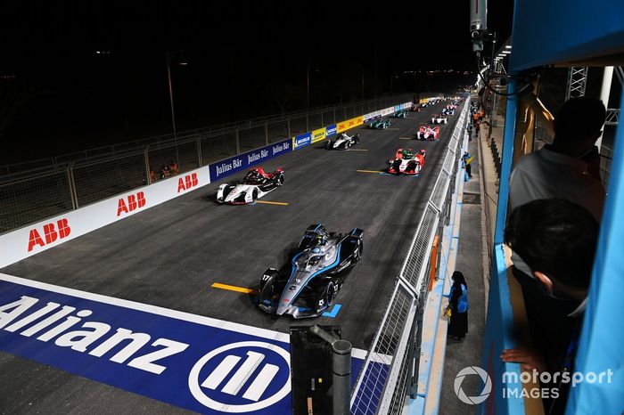 Salida: Nyck de Vries, Mercedes Benz EQ, EQ Silver Arrow 02, Pascal Wehrlein, Tag Heuer Porsche, Porsche 99X Electric, Rene Rast, Audi Sport ABT Schaeffler, Audi e-tron FE07