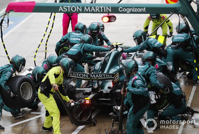 Sebastian Vettel, Aston Martin AMR21, pits
