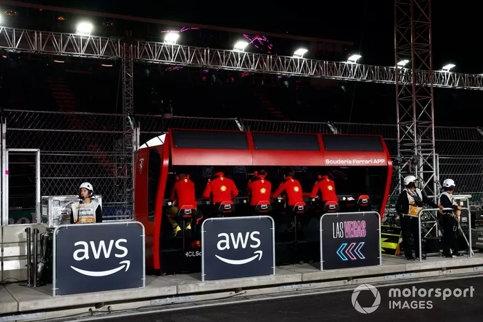 El equipo Ferrari en el muro de boxes