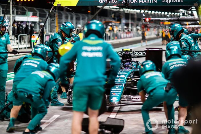 El equipo Aston Martin Aramco Cognizant de Fórmula Uno se prepara para una parada en boxes en el coche de Fernando Alonso, Aston Martin AMR23