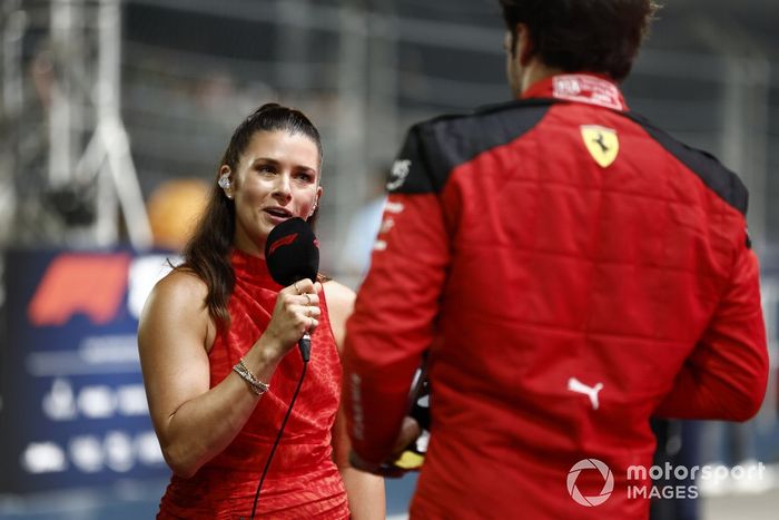 Danica Patrick, Sky Sports F1, entrevista al hombre de la pole Carlos Sainz, Scuderia Ferrari, tras la clasificación