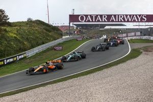 Lando Norris, McLaren MCL60, lidera a Fernando Alonso, Aston Martin AMR23, George Russell, Mercedes F1 W14, y el resto del pelotón en la salida.
