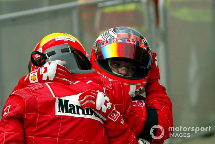 El ganador Michael Schumacher, Ferrari, Rubens Barrichello, Ferrari, en el Parc Fermé