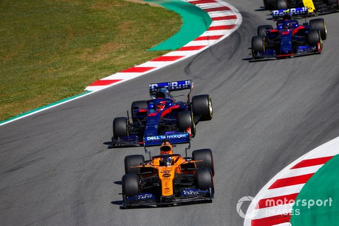 Carlos Sainz Jr., McLaren MCL34, Daniil Kvyat, Toro Rosso STR14, Alexander Albon, Toro Rosso STR14