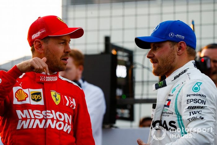 Sebastian Vettel, Ferrari, parla con il poleman Valtteri Bottas, Mercedes AMG F1, dopo le Qualifiche
