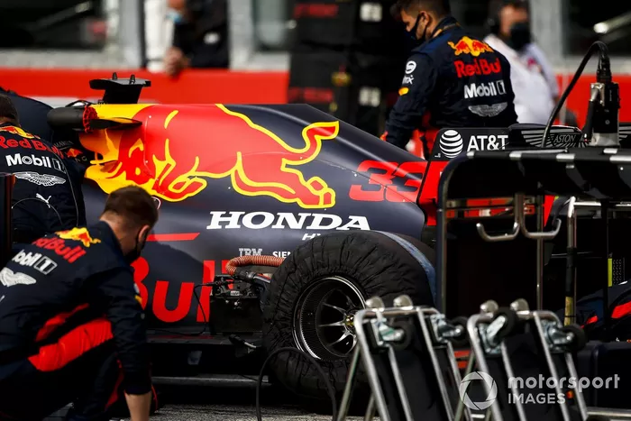 Mecánicos e ingenieros de Red Bull con el coche de Max Verstappen, Red Bull Racing RB16
