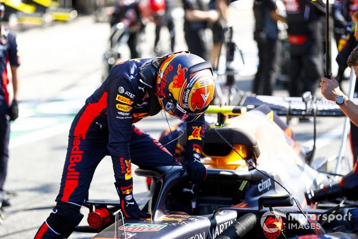 Alex Albon, Red Bull Racing entra en su monoplaza