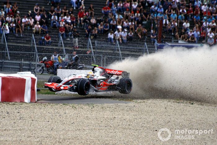 Lewis Hamilton,  McLaren Mercedes MP4-22, se choca