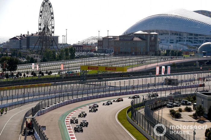 Lewis Hamilton, Mercedes F1 W11, Valtteri Bottas, Mercedes F1 W11, Max Verstappen, Red Bull Racing RB16