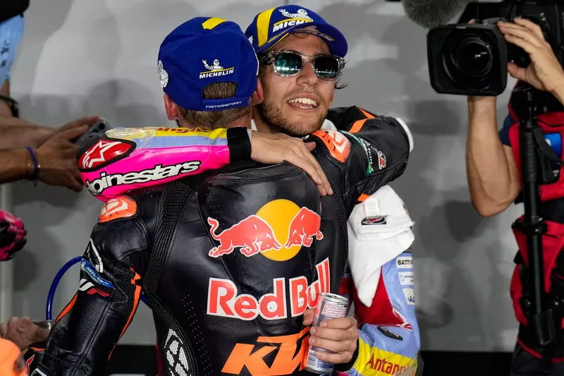 Brad Binder, Red Bull KTM Factory Racing, Enea Bastianini, Gresini Racing MotoGP