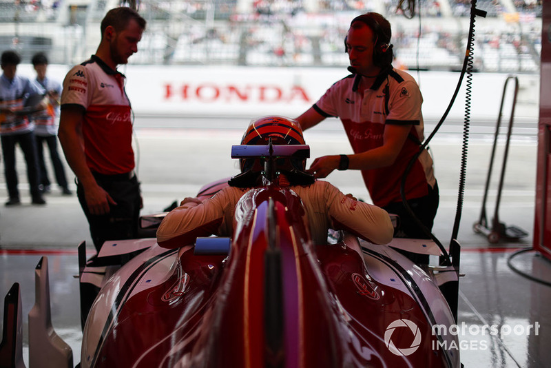Marcus Ericsson, Sauber, climbs into his seat