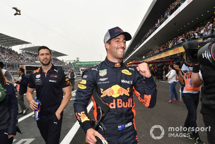 Ganador de la pole Daniel Ricciardo, Red Bull Racing celebra en Parc Ferme 